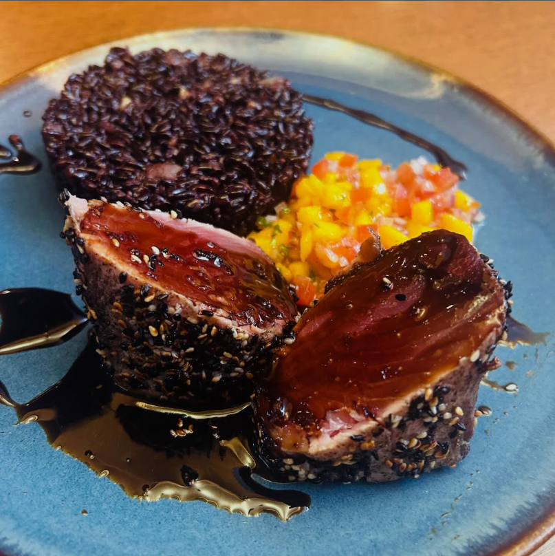 Arroz Negro com Atum e Crosta de Gergelim